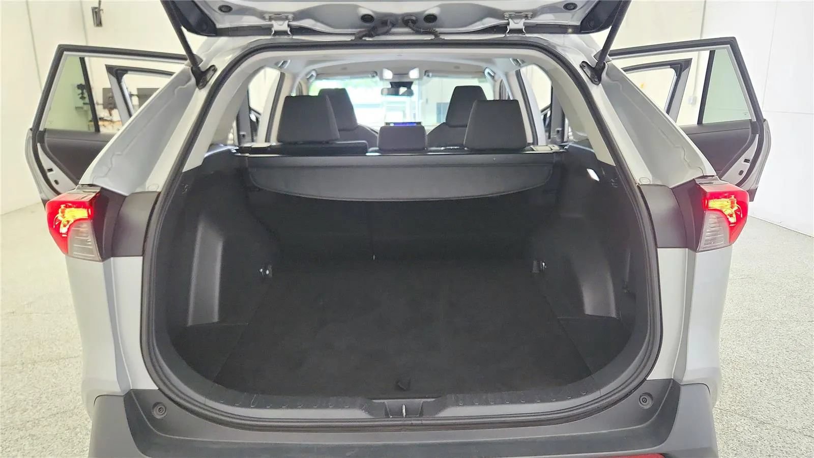 Used 2024 Toyota RAV4 XLE FWD image 20