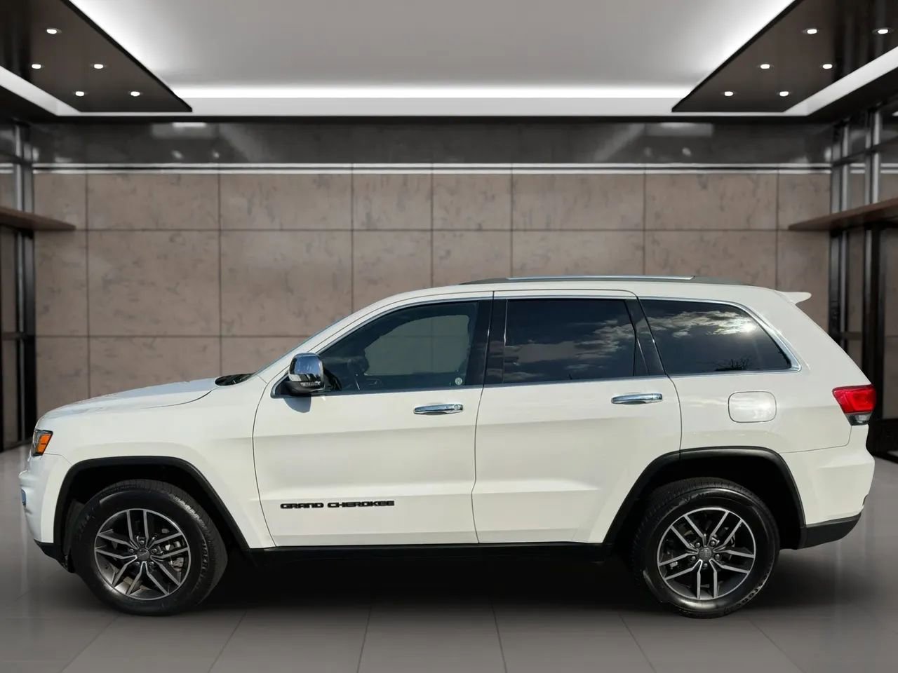 Used 2018 Jeep Grand Cherokee Limited AWD/4WD image 4