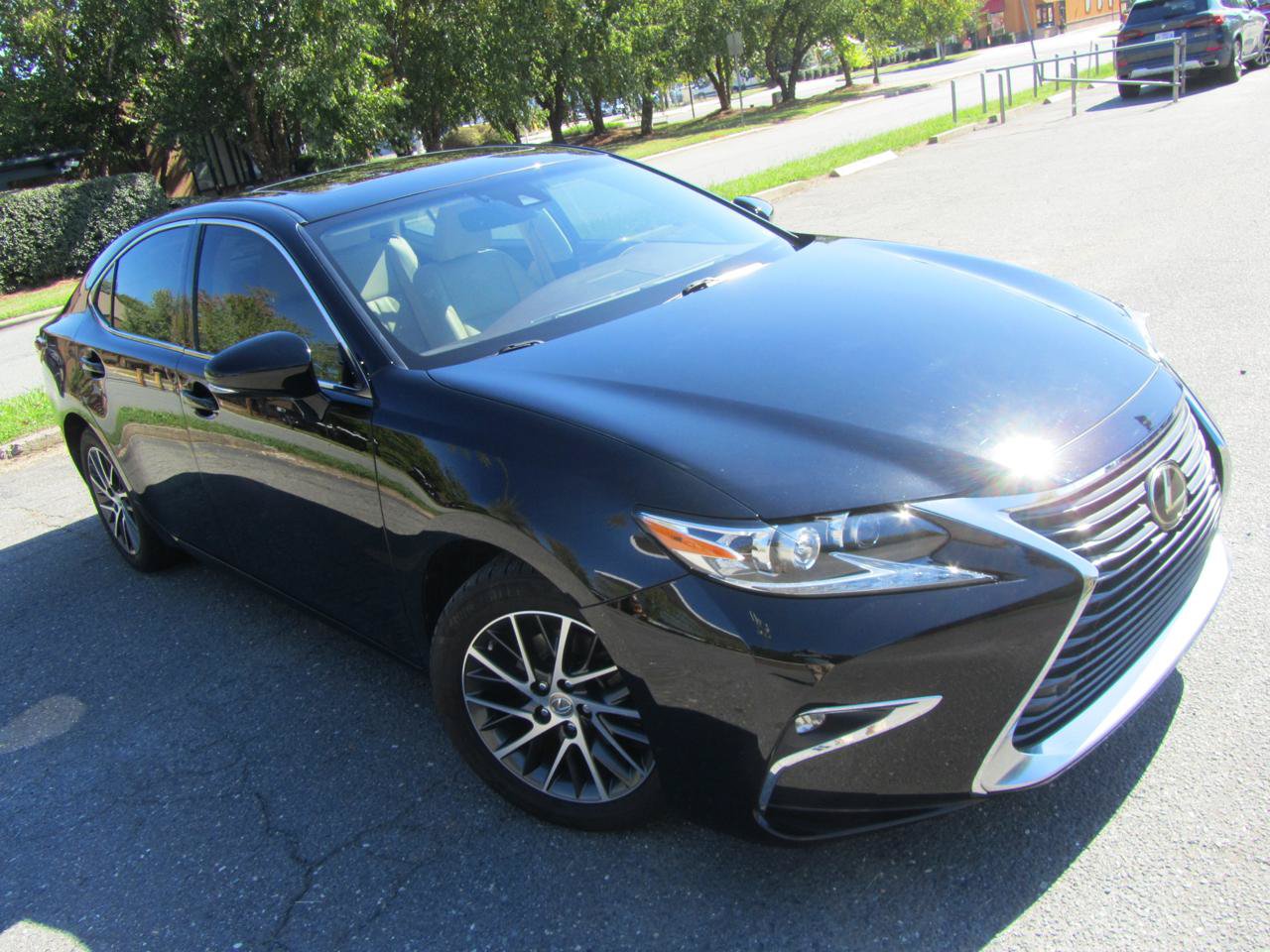 Used 2016 Lexus ES 350 w/ Luxury Pkg & Navigation w/ Luxury Package w/Wood Trim FWD image 3