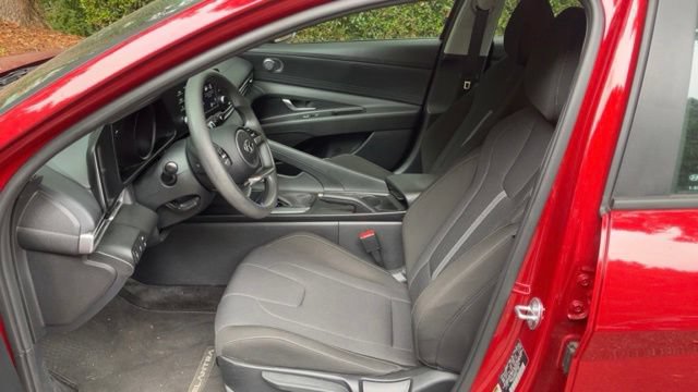 Used 2023 Hyundai Elantra SE FWD image 5