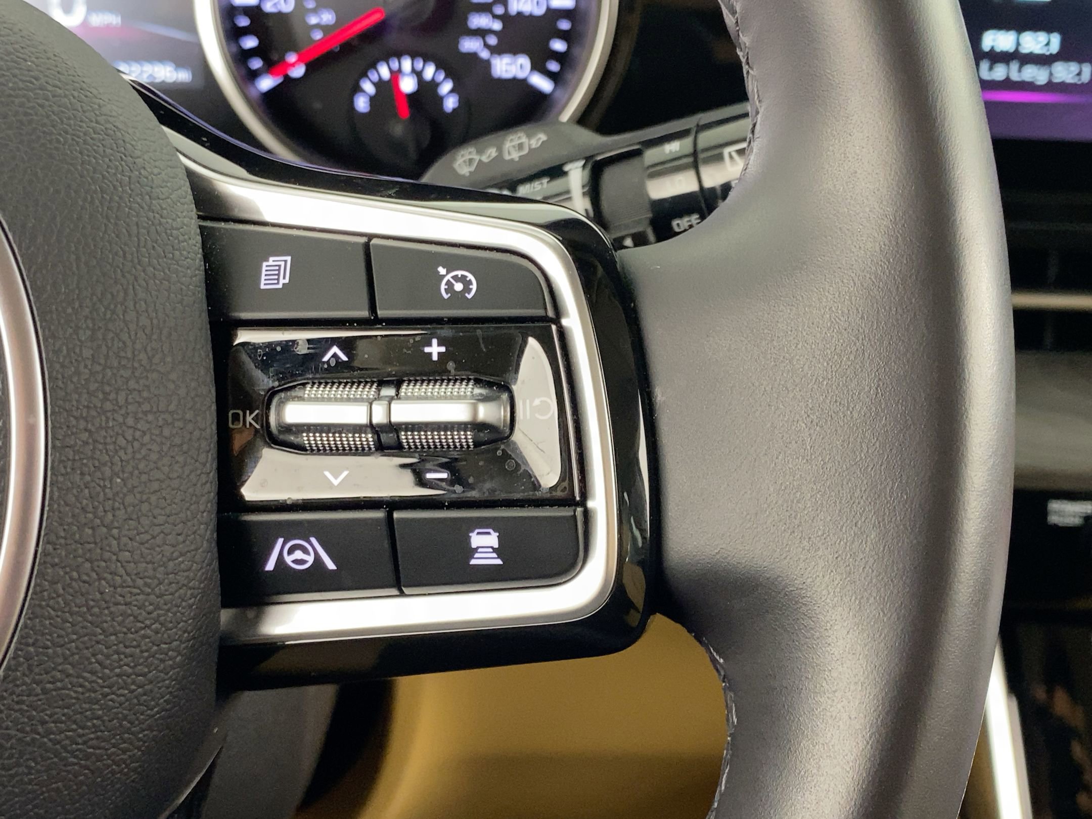 Used 2024 Kia Carnival EX image 15