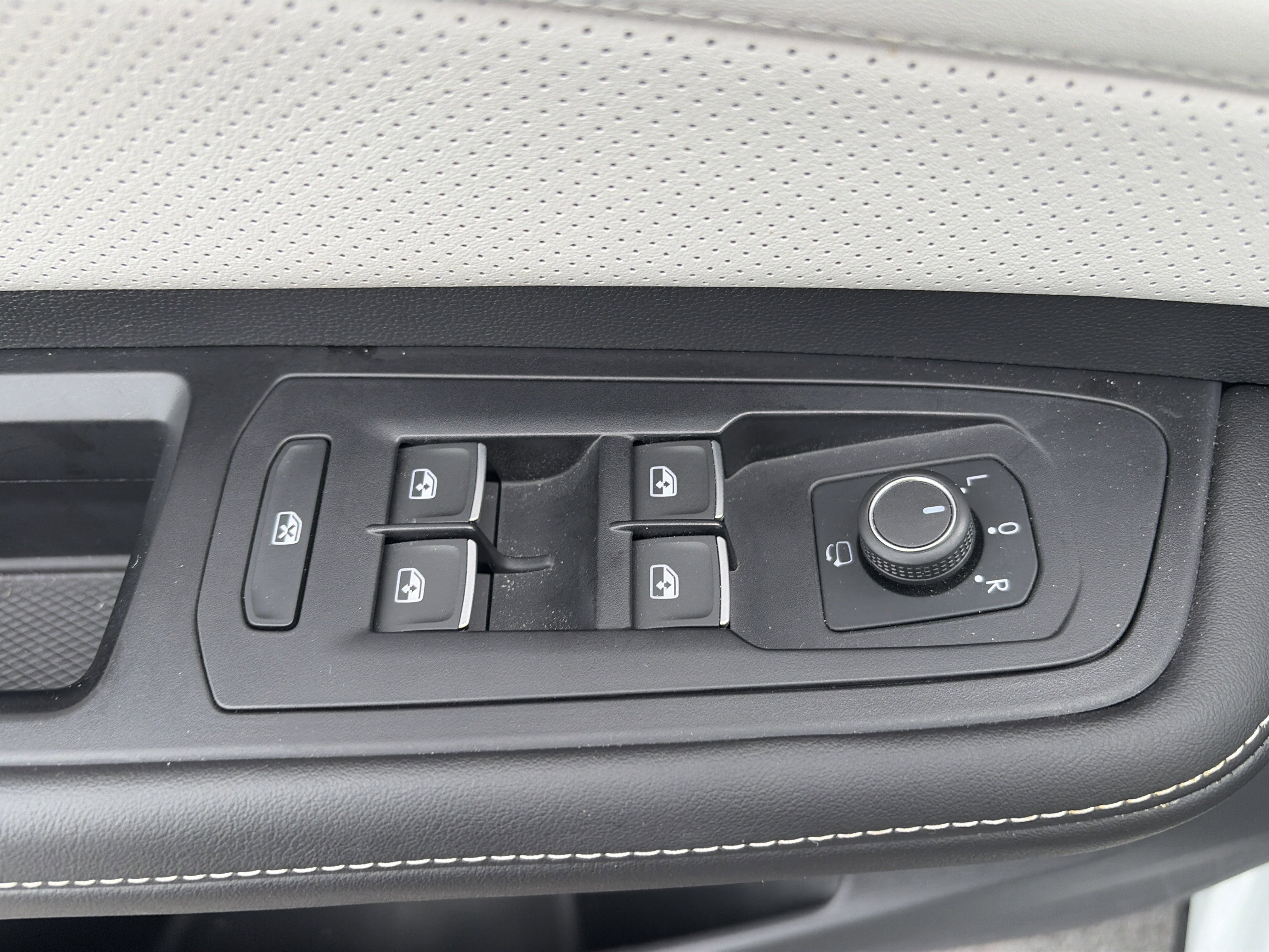 Used 2024 Volkswagen Atlas Cross Sport SEL Premium R-Line image 22