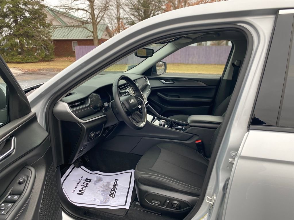 Used 2023 Jeep Grand Cherokee L Laredo image 22