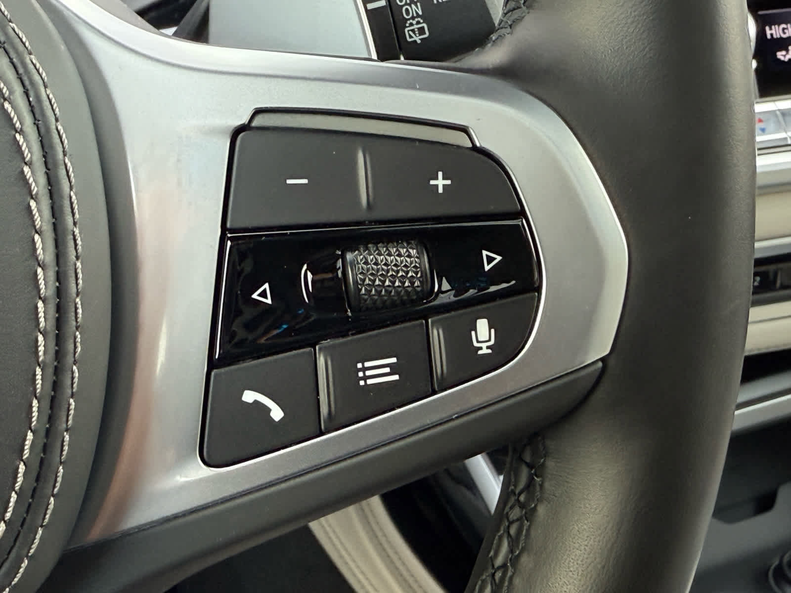 Used 2022 BMW X7 M50i image 22