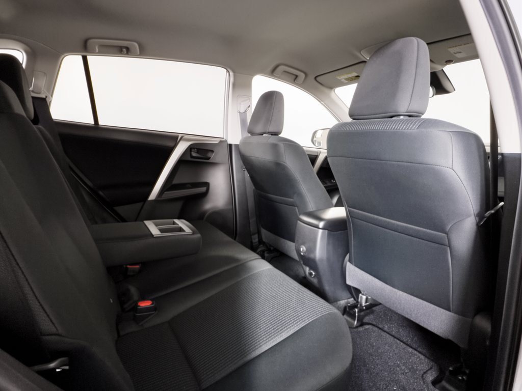 Used 2018 Toyota RAV4 LE FWD image 29