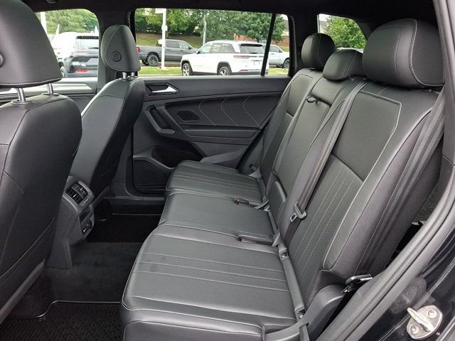 Certified 2022 Volkswagen Tiguan SE R-Line AWD/4WD image 13