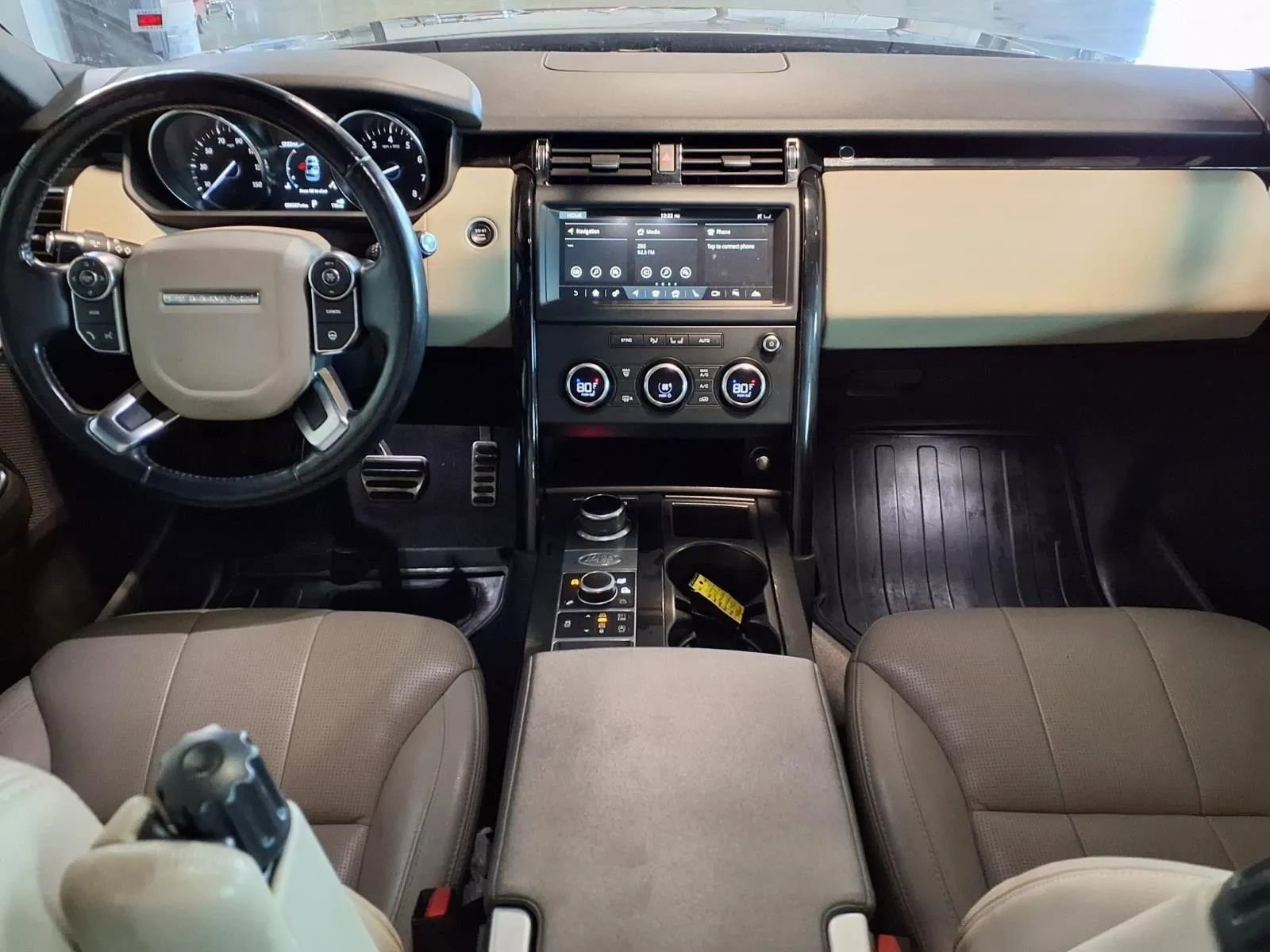 Used 2018 Land Rover Discovery SE image 18