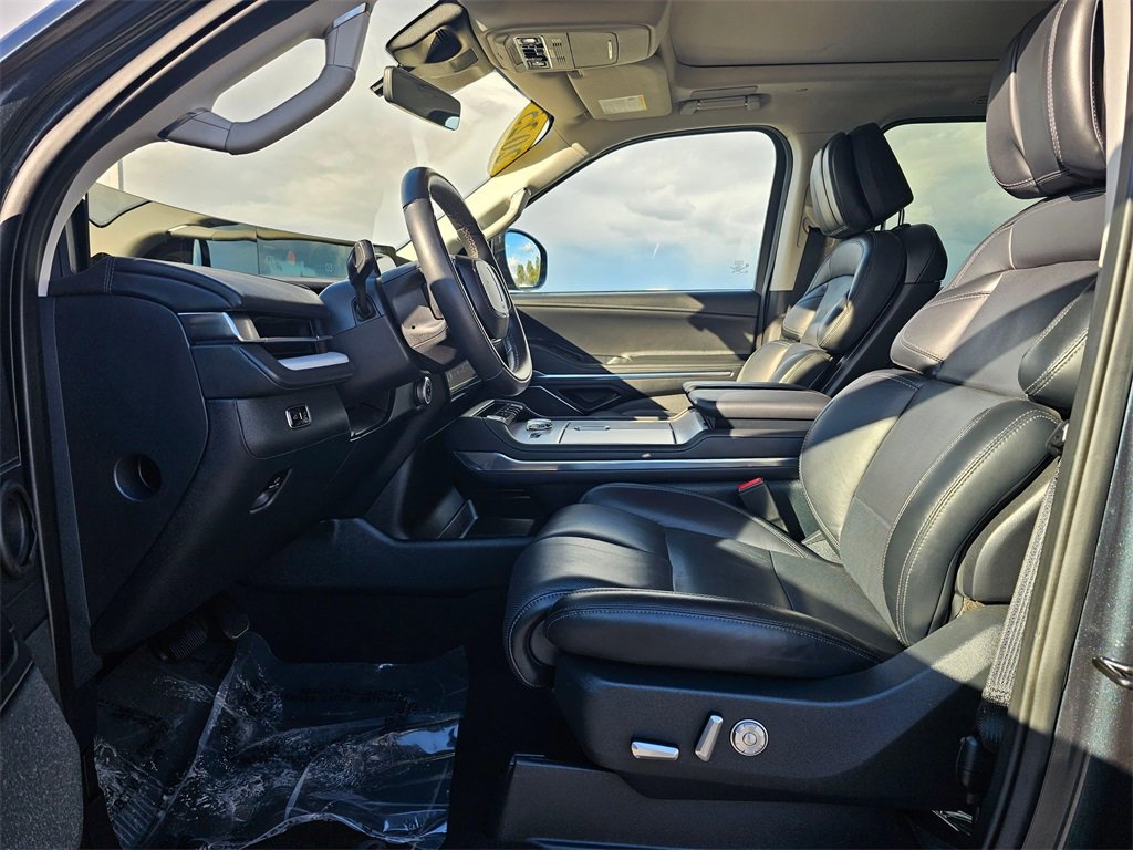 Used 2025 Lincoln Navigator L Reserve image 11