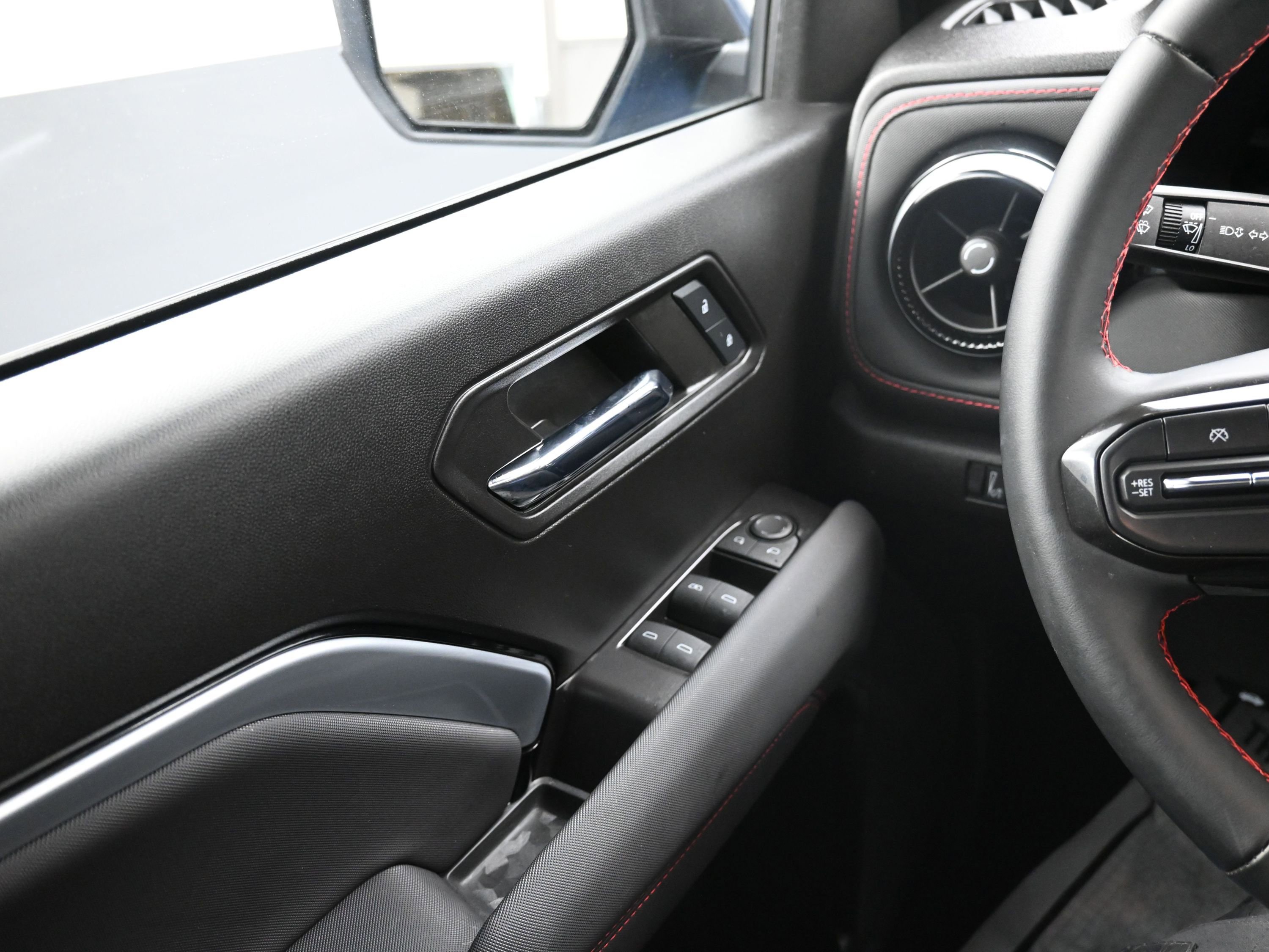 Used 2024 Chevrolet Colorado Z71 w/ Z71 Convenience Package 2 image 36