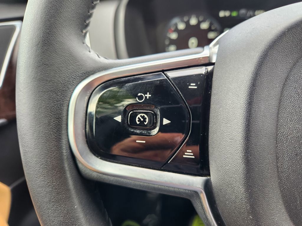 Used 2016 Volvo XC90 T6 Momentum w/ Momentum Plus Package image 27