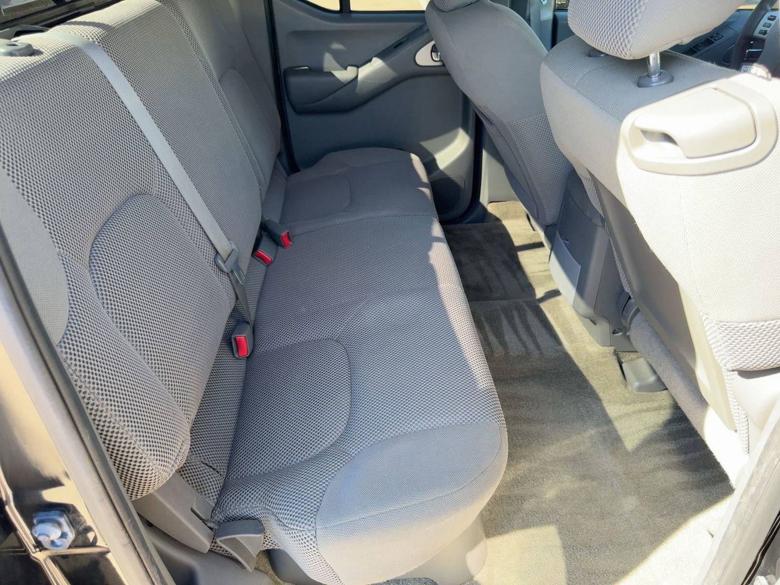 Used 2014 Nissan Frontier SV image 29