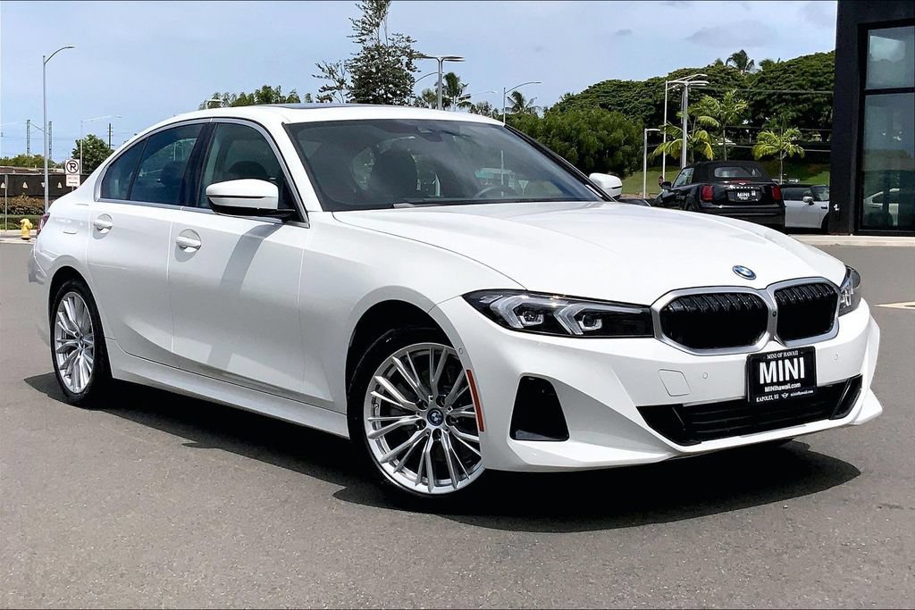Used 2024 BMW 330e w/ Convenience Package RWD image 33