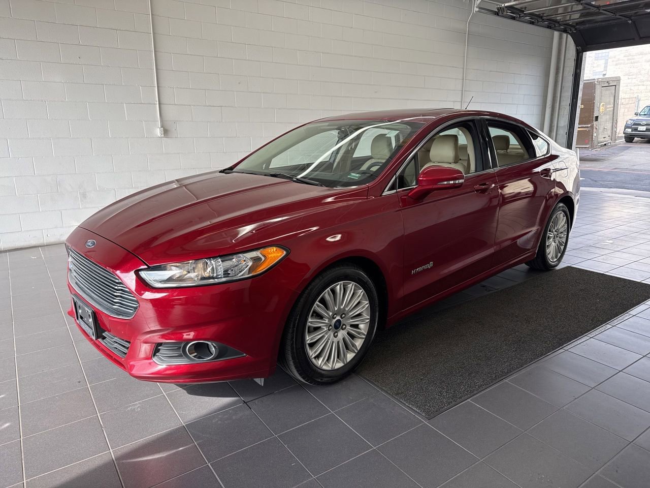 Used 2016 Ford Fusion SE w/ Equipment Group 502A FWD image 4