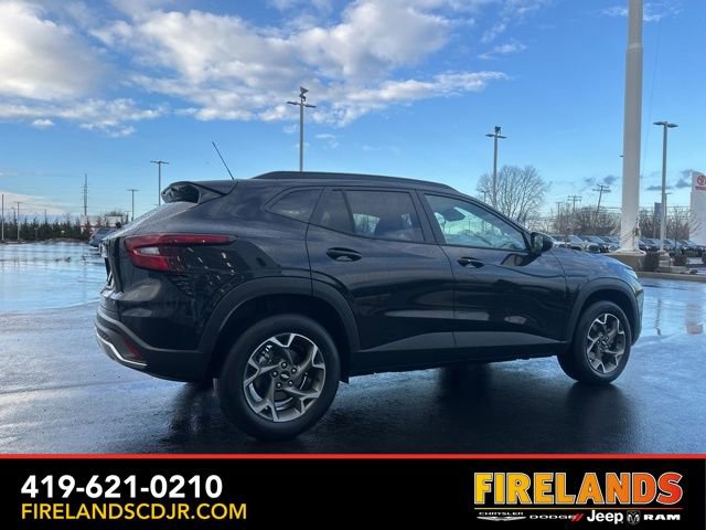 Used 2025 Chevrolet Trax LT w/ LT Convenience Package image 11