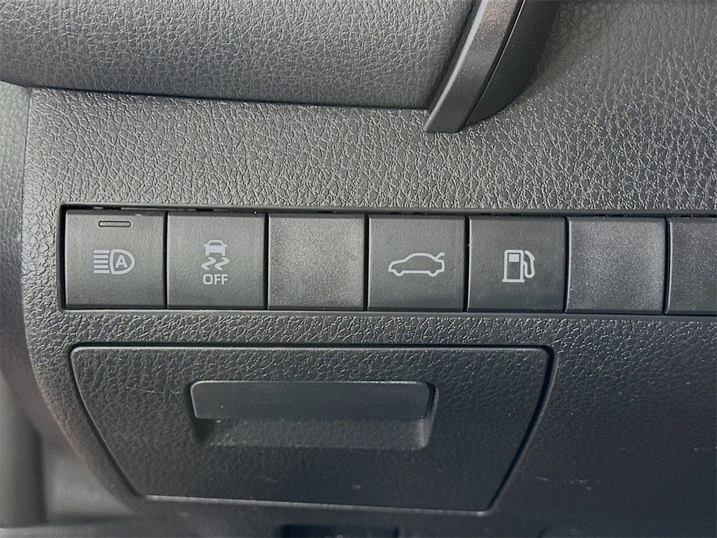 Used 2018 Toyota Camry XLE image 12