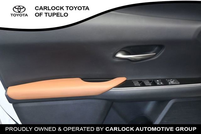 Used 2022 Lexus UX 200 w/ Accessory Package (Z1) FWD image 33
