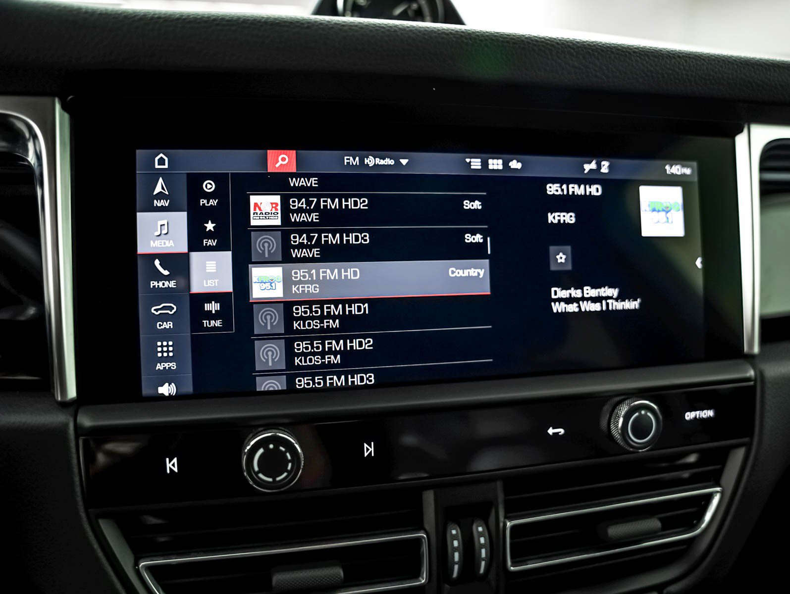 Certified 2023 Porsche Macan AWD/4WD image 22