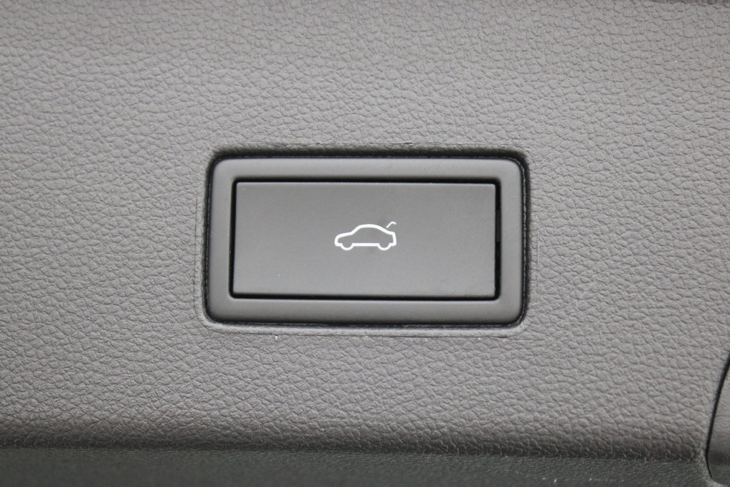 Certified 2023 Volkswagen Atlas Cross Sport SE FWD image 31