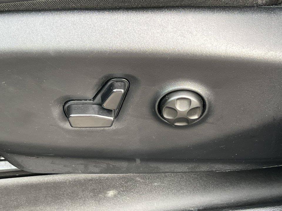 Used 2025 Chrysler Pacifica Limited FWD image 14
