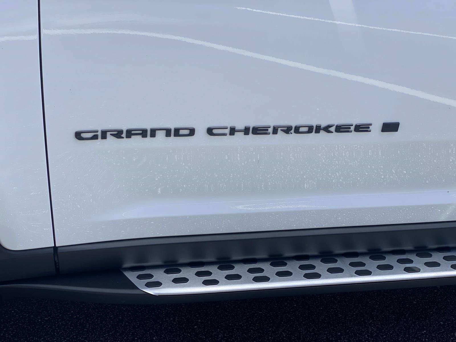 Used 2025 Jeep Grand Cherokee Limited w/ Luxury Tech Group II RWD image 14