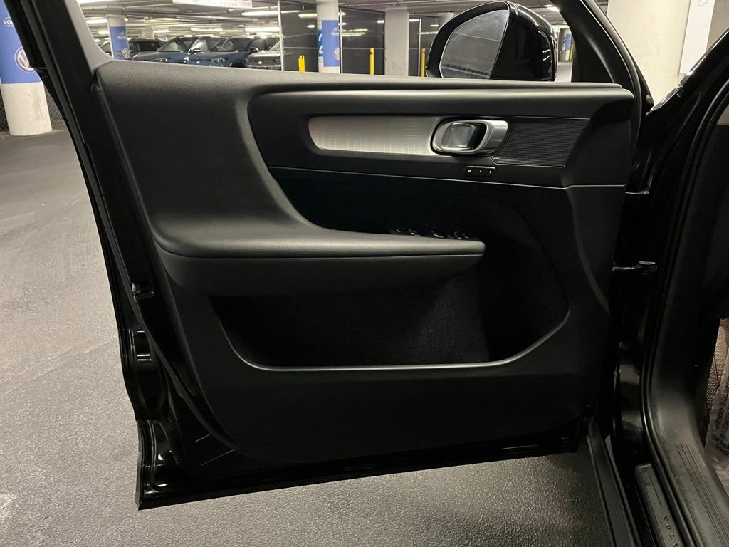 Used 2020 Volvo XC40 T5 Momentum image 17