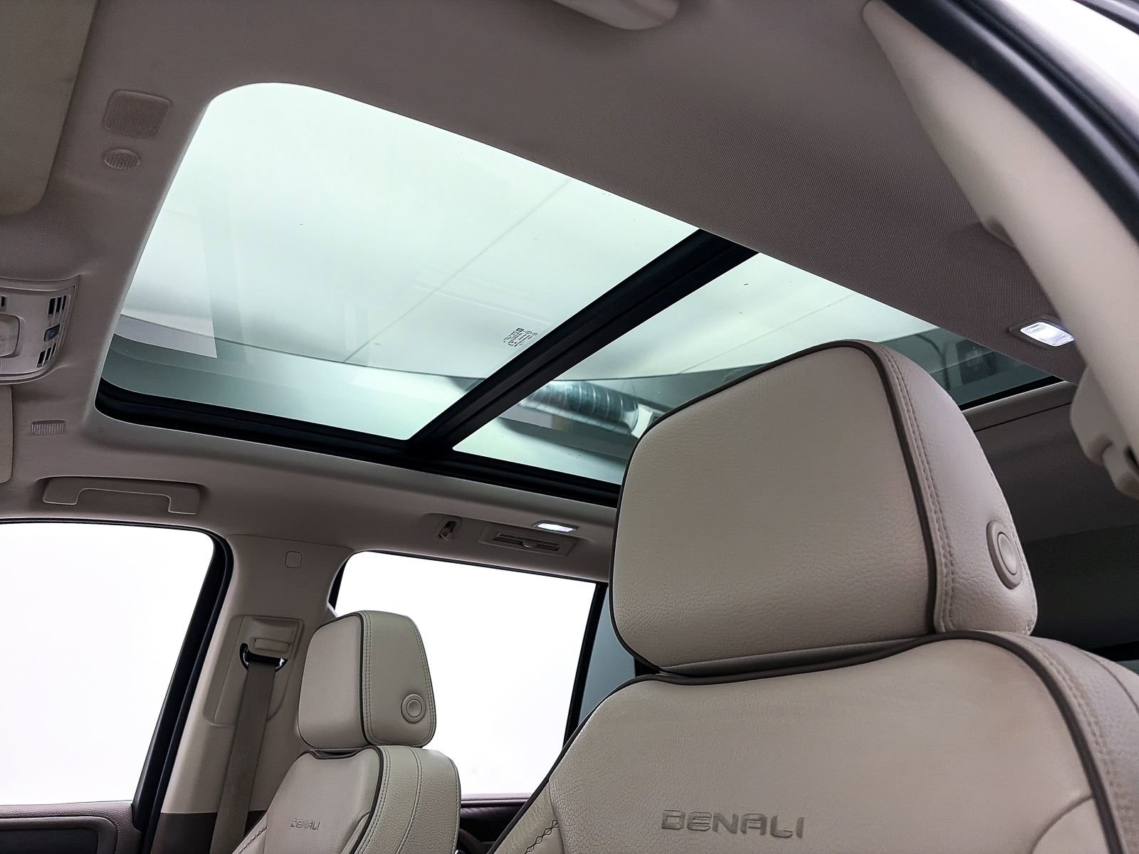 Used 2021 GMC Yukon Denali w/ Denali Premium Package image 3