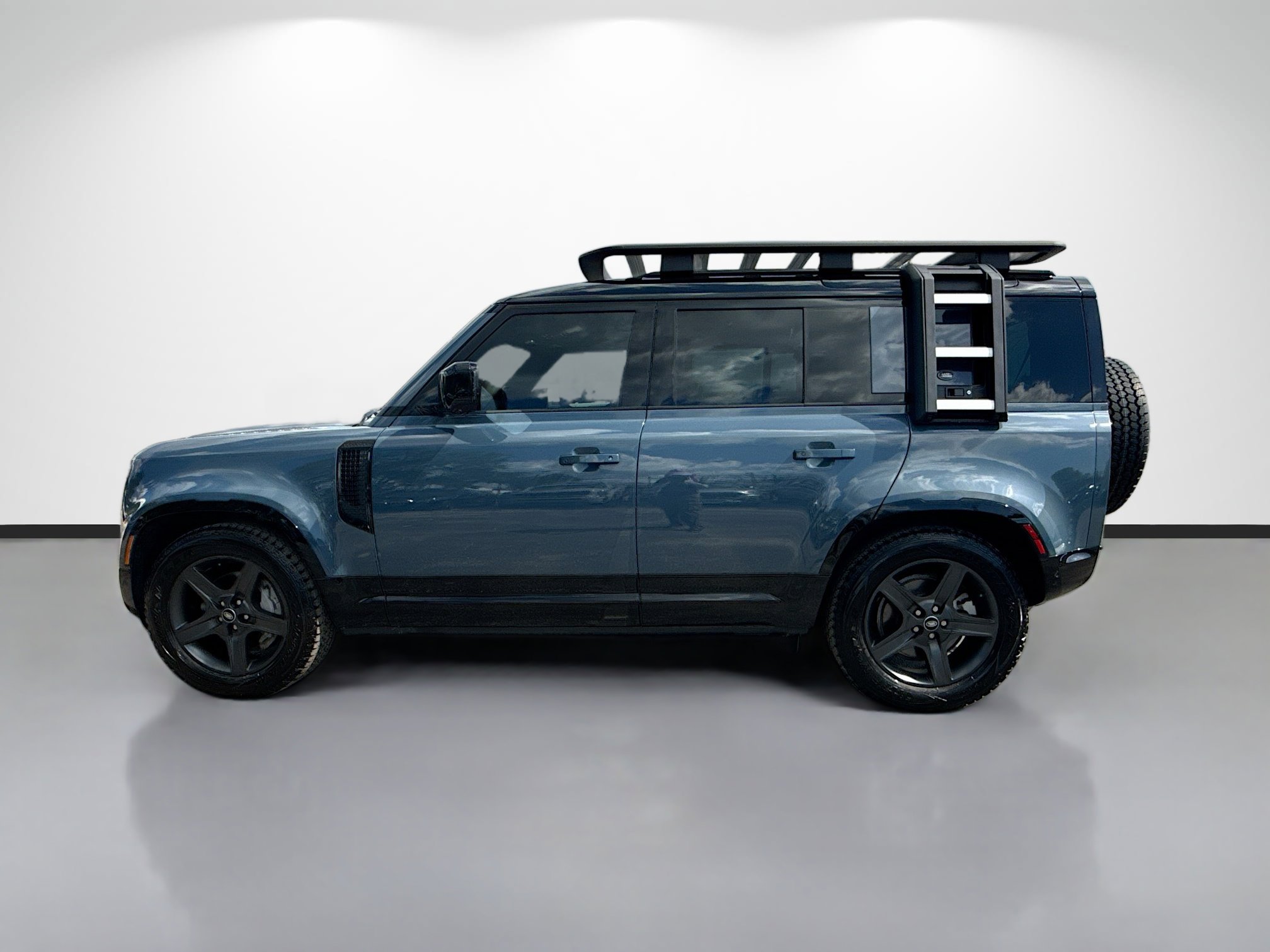 Used 2024 Land Rover Defender 110 X-Dynamic SE AWD/4WD image 2