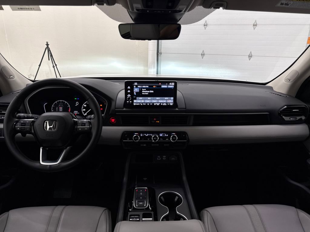 Used 2025 Honda Pilot Touring image 17