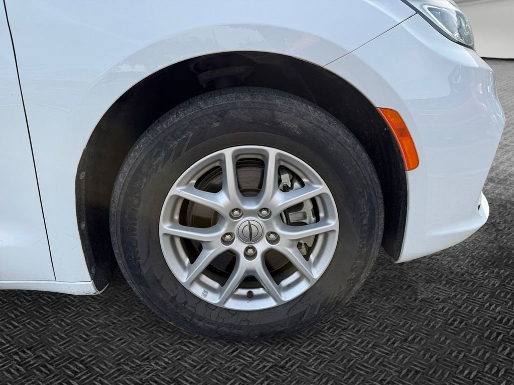 Used 2023 Chrysler Pacifica Touring-L image 11