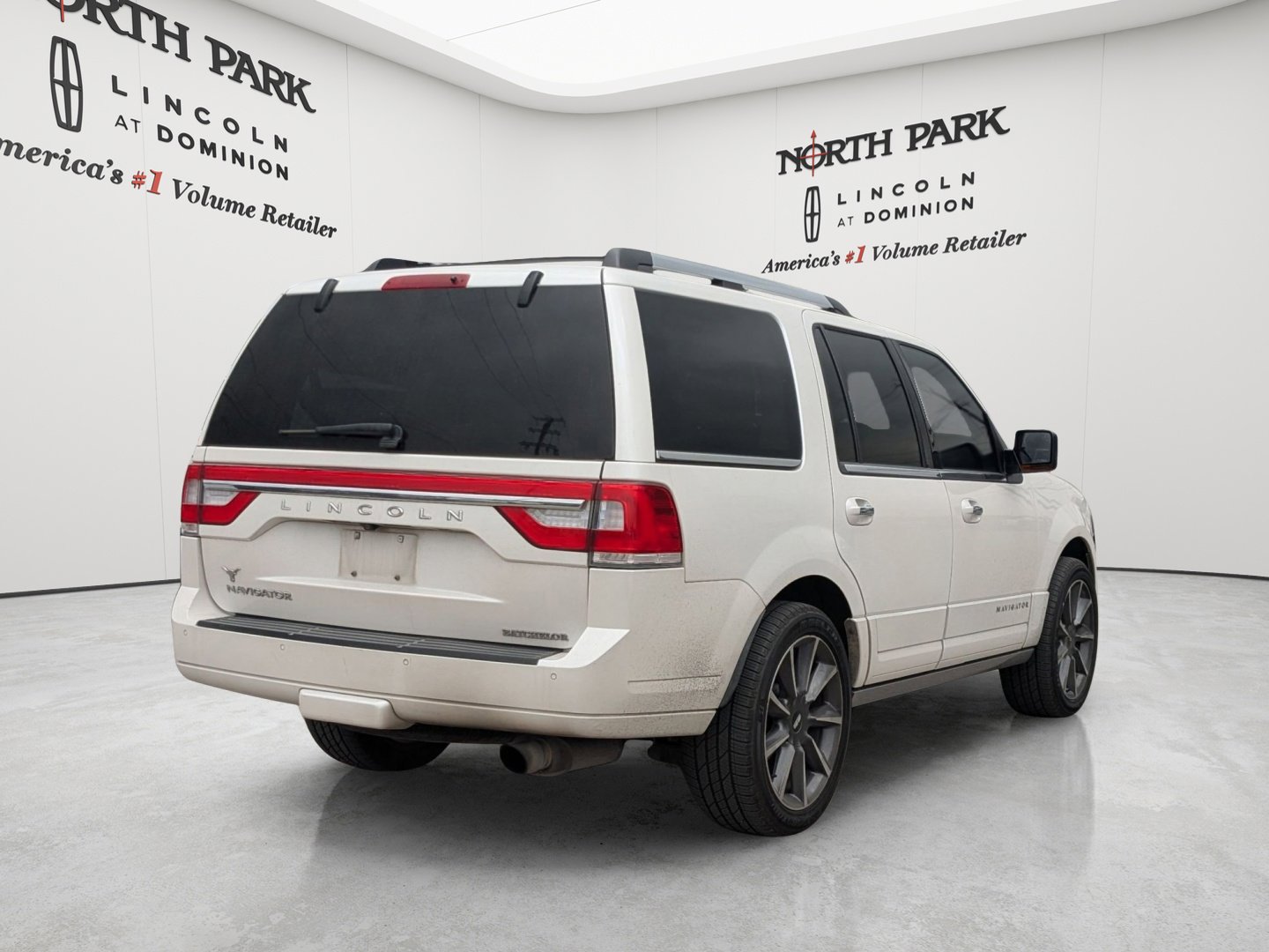 Used 2017 Lincoln Navigator Reserve RWD image 3