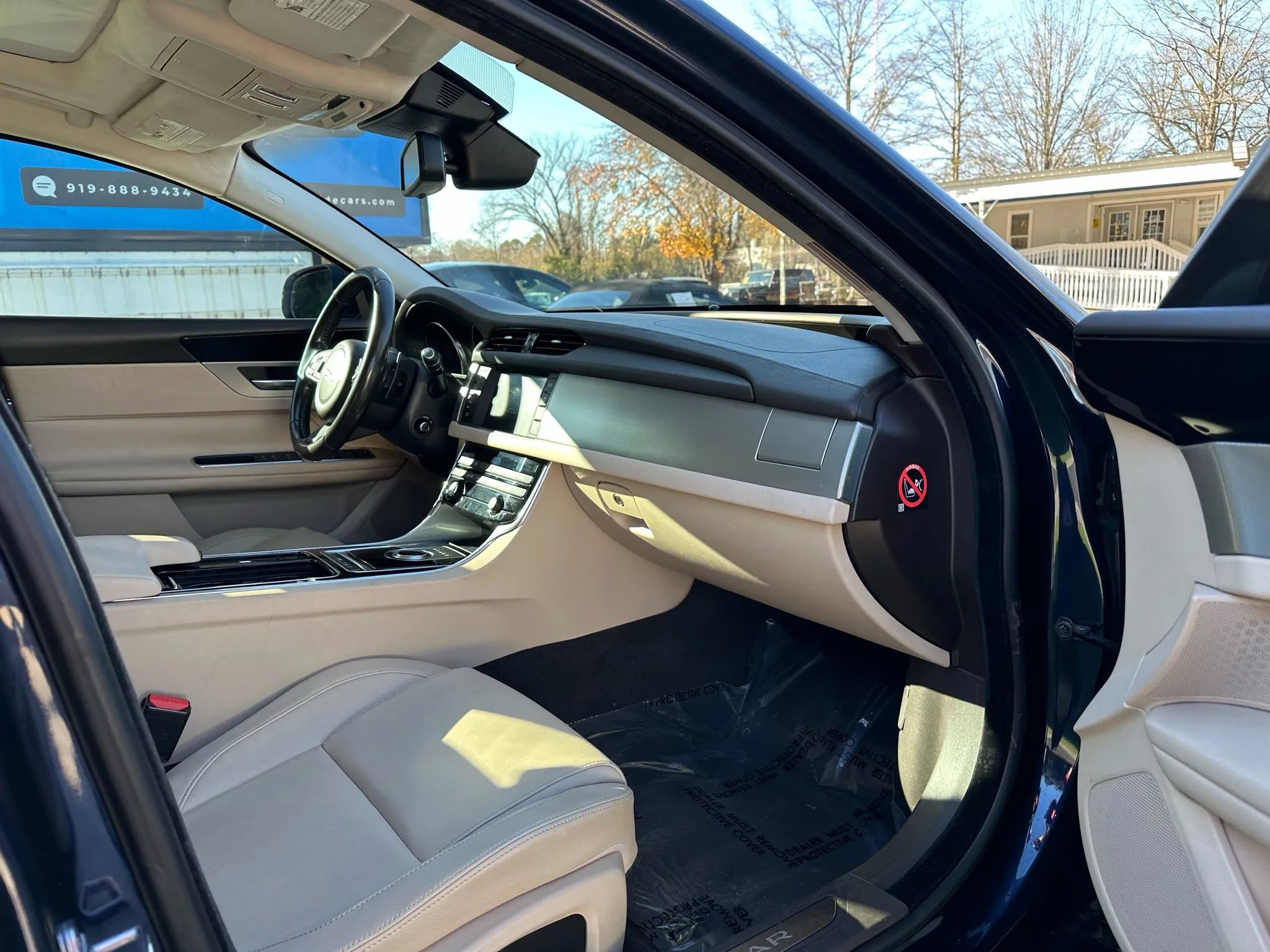 Used 2017 Jaguar XF Premium image 15