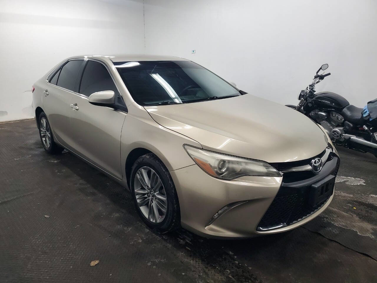 Used 2015 Toyota Camry SE image 3
