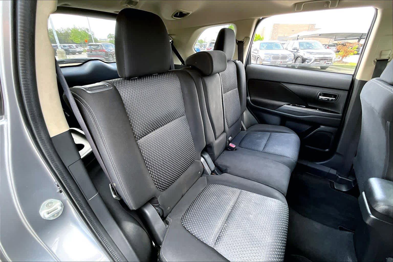 Used 2017 Mitsubishi Outlander SE image 20