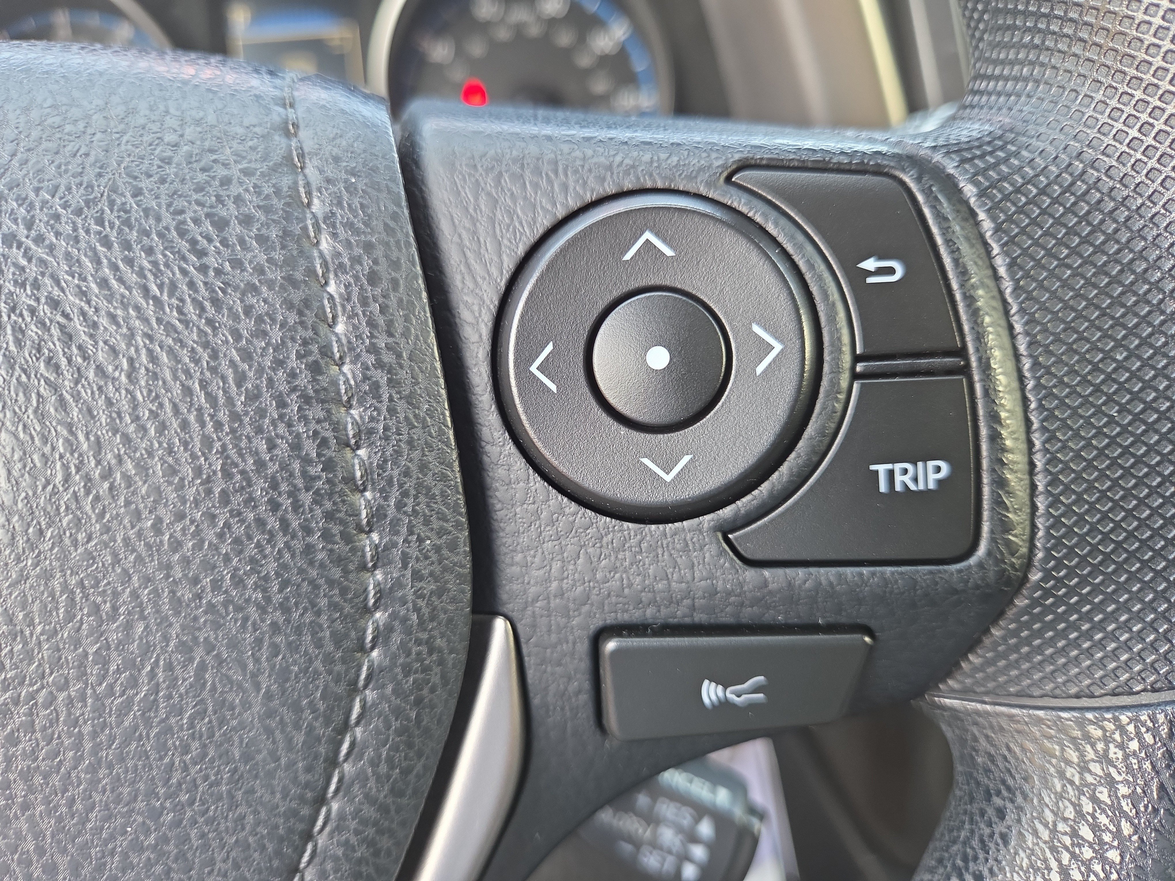 Used 2018 Toyota RAV4 LE w/ All Weather Liner Package AWD/4WD image 30