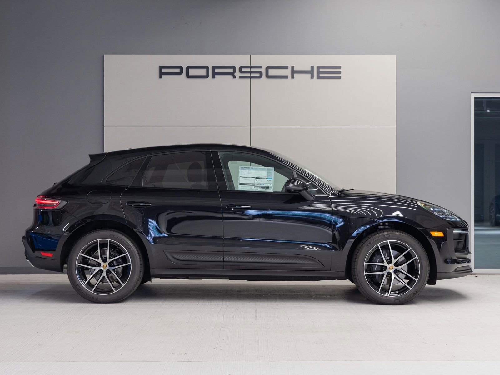 Certified 2025 Porsche Macan image 8