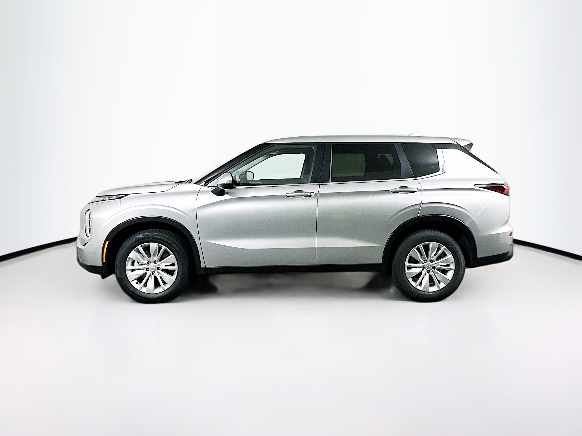 Used 2025 Mitsubishi Outlander ES FWD image 4
