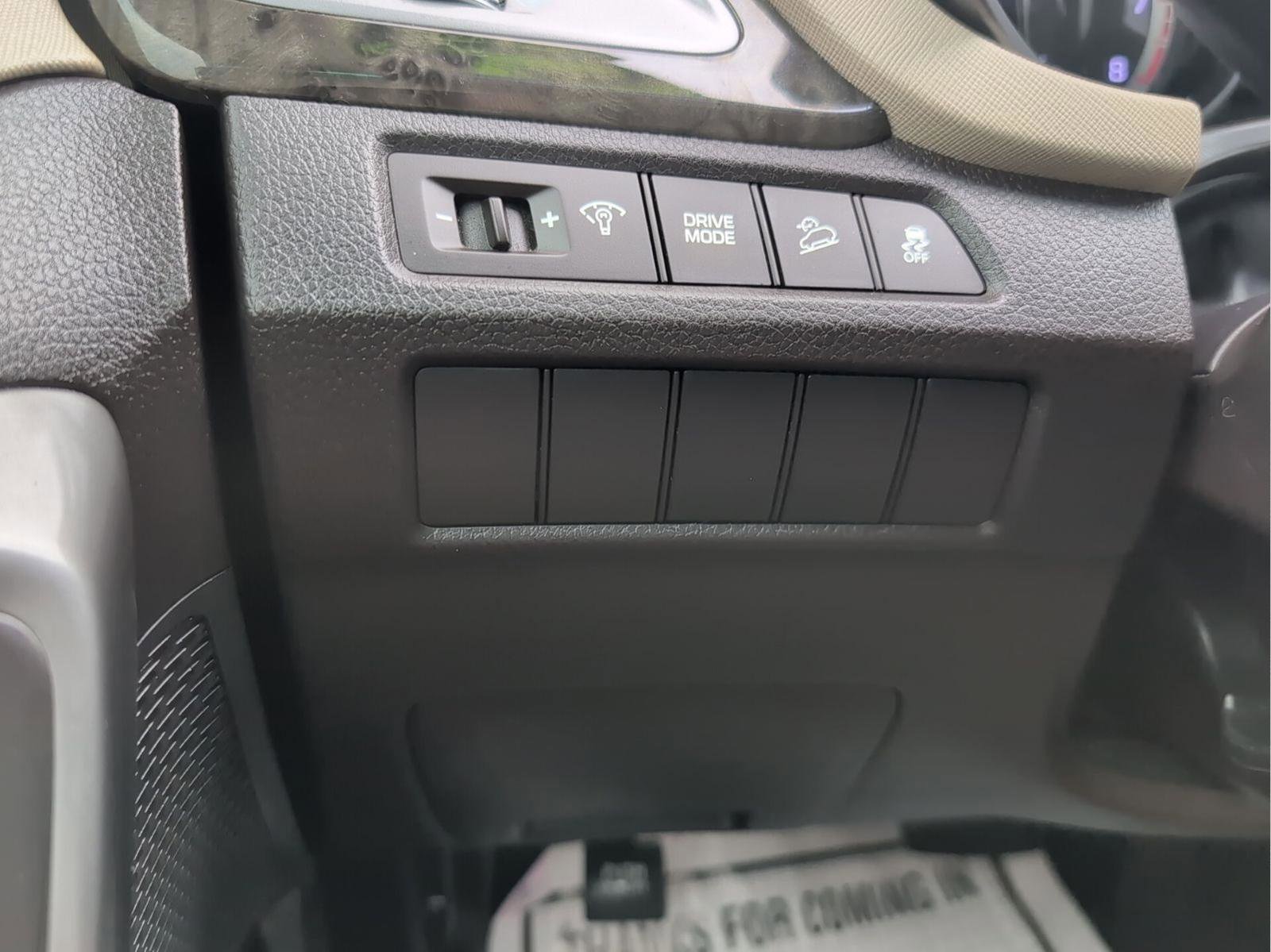 Used 2017 Hyundai Santa Fe SE image 17