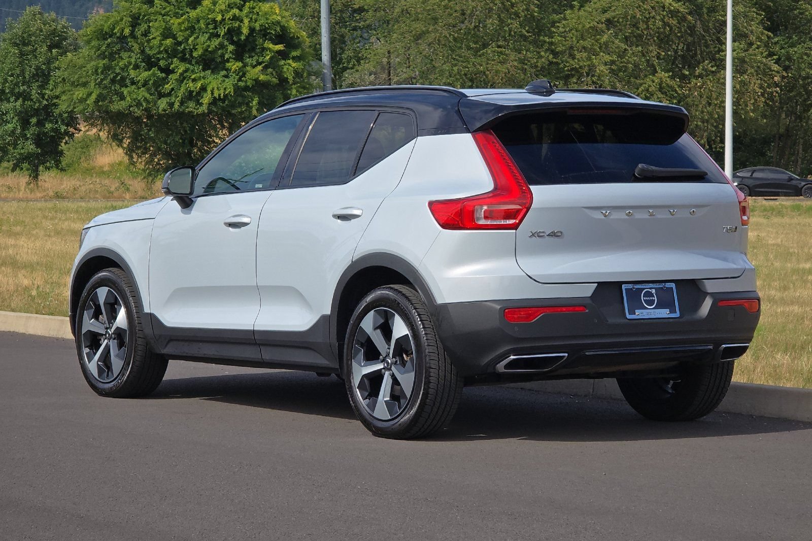 Used 2020 Volvo XC40 T5 R-Design w/ Protection Package AWD/4WD image 5