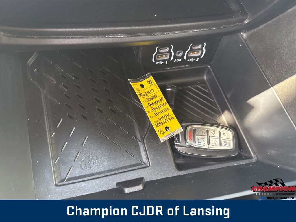 Used 2025 Chrysler Pacifica Limited FWD image 29