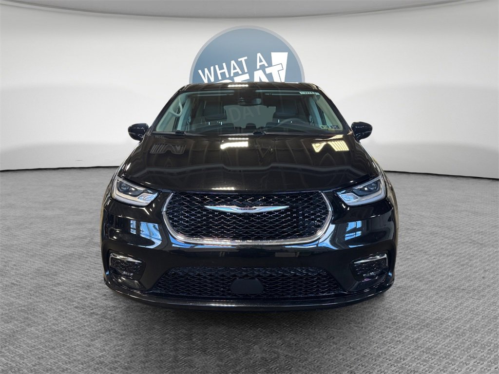 Used 2024 Chrysler Pacifica Touring-L image 9