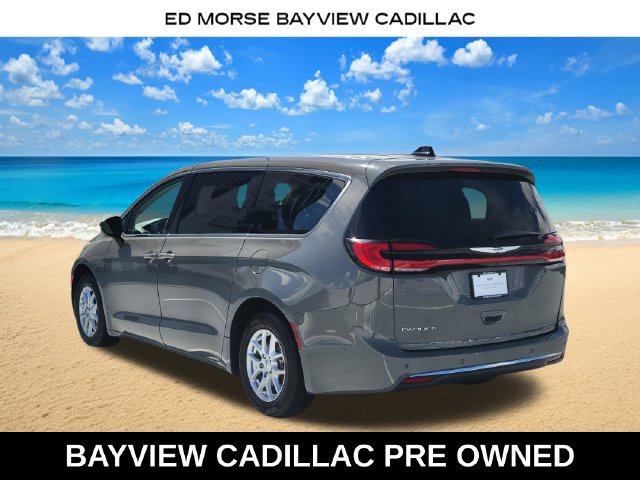 Used 2023 Chrysler Pacifica Touring-L FWD image 3