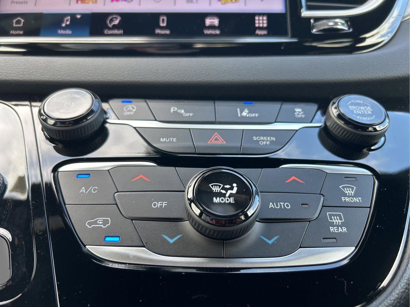 New 2026 Chrysler Voyager LX image 18