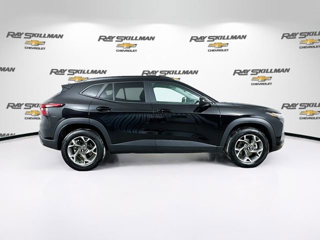 Used 2025 Chevrolet Trax LT w/ LT Convenience Package image 8
