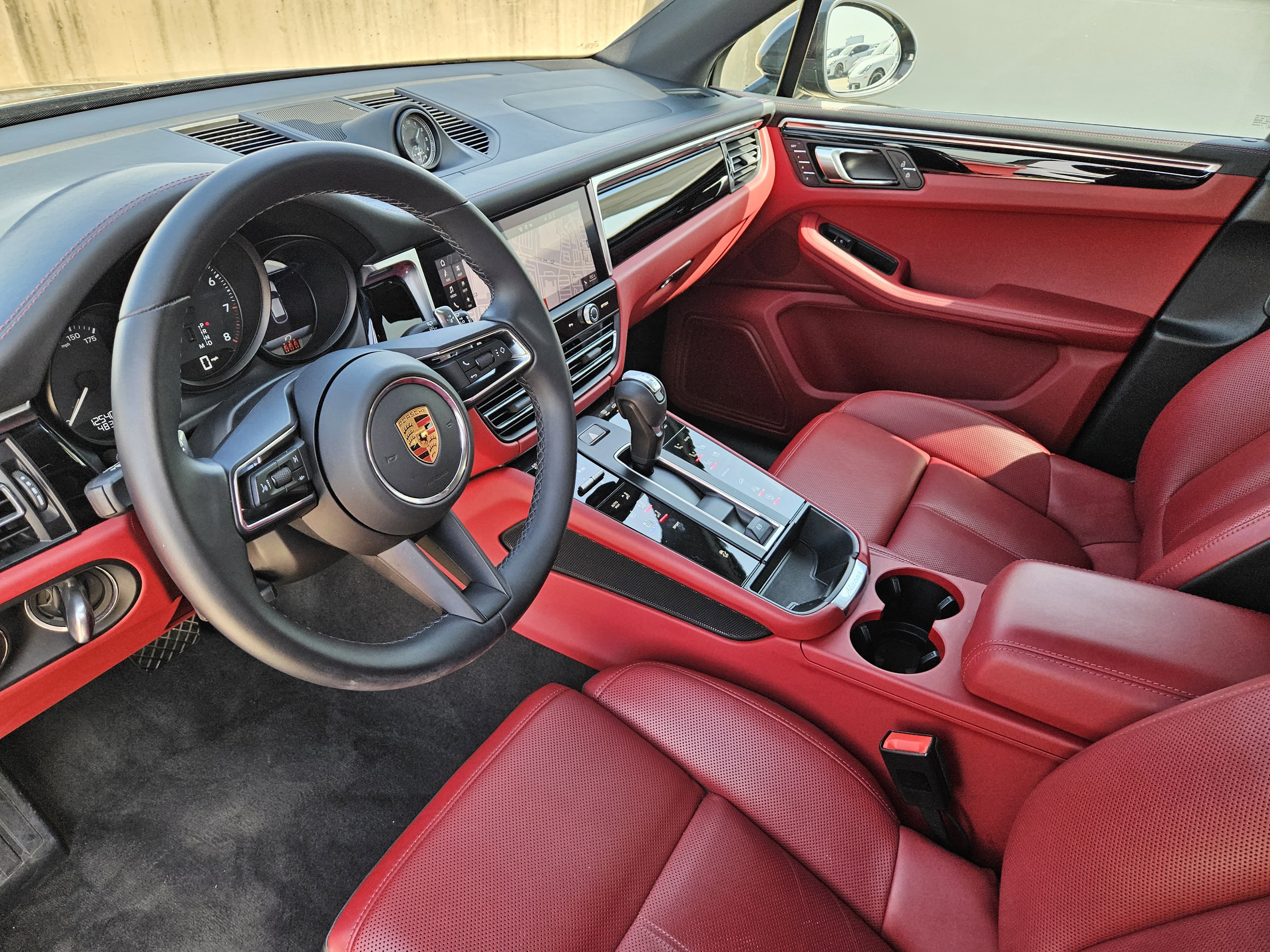 Used 2023 Porsche Macan Turbo image 4