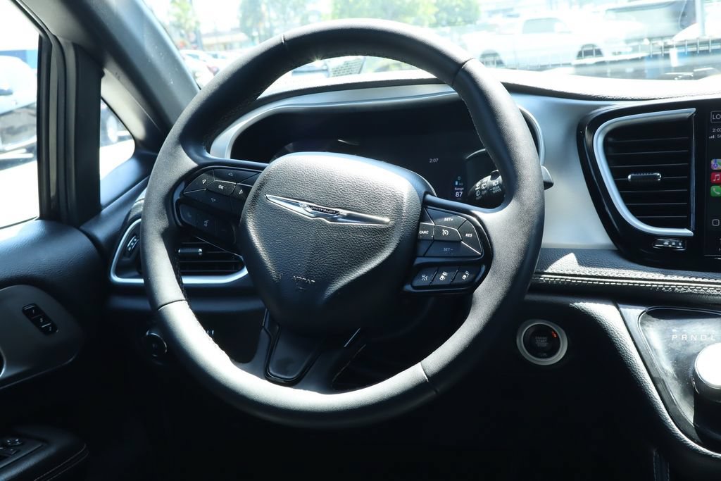 Used 2024 Chrysler Pacifica Premium FWD image 27