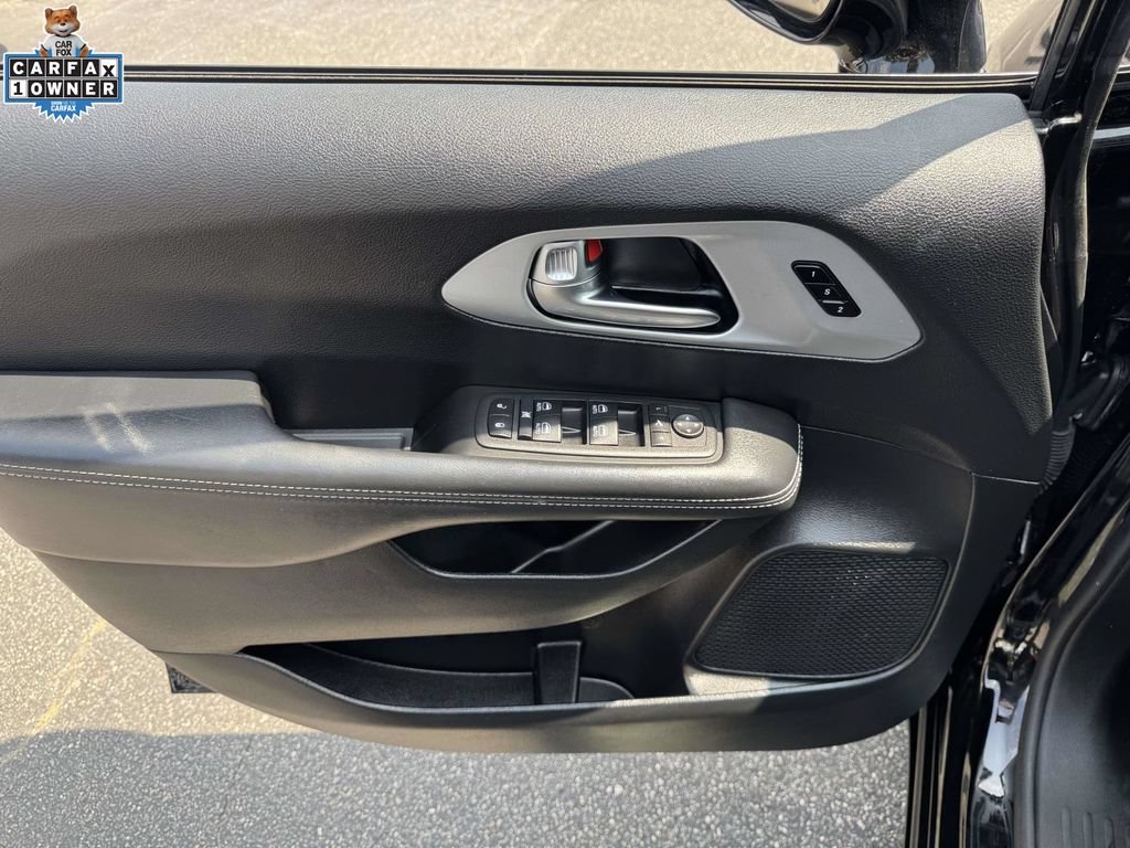 Used 2025 Chrysler Pacifica Limited FWD image 15