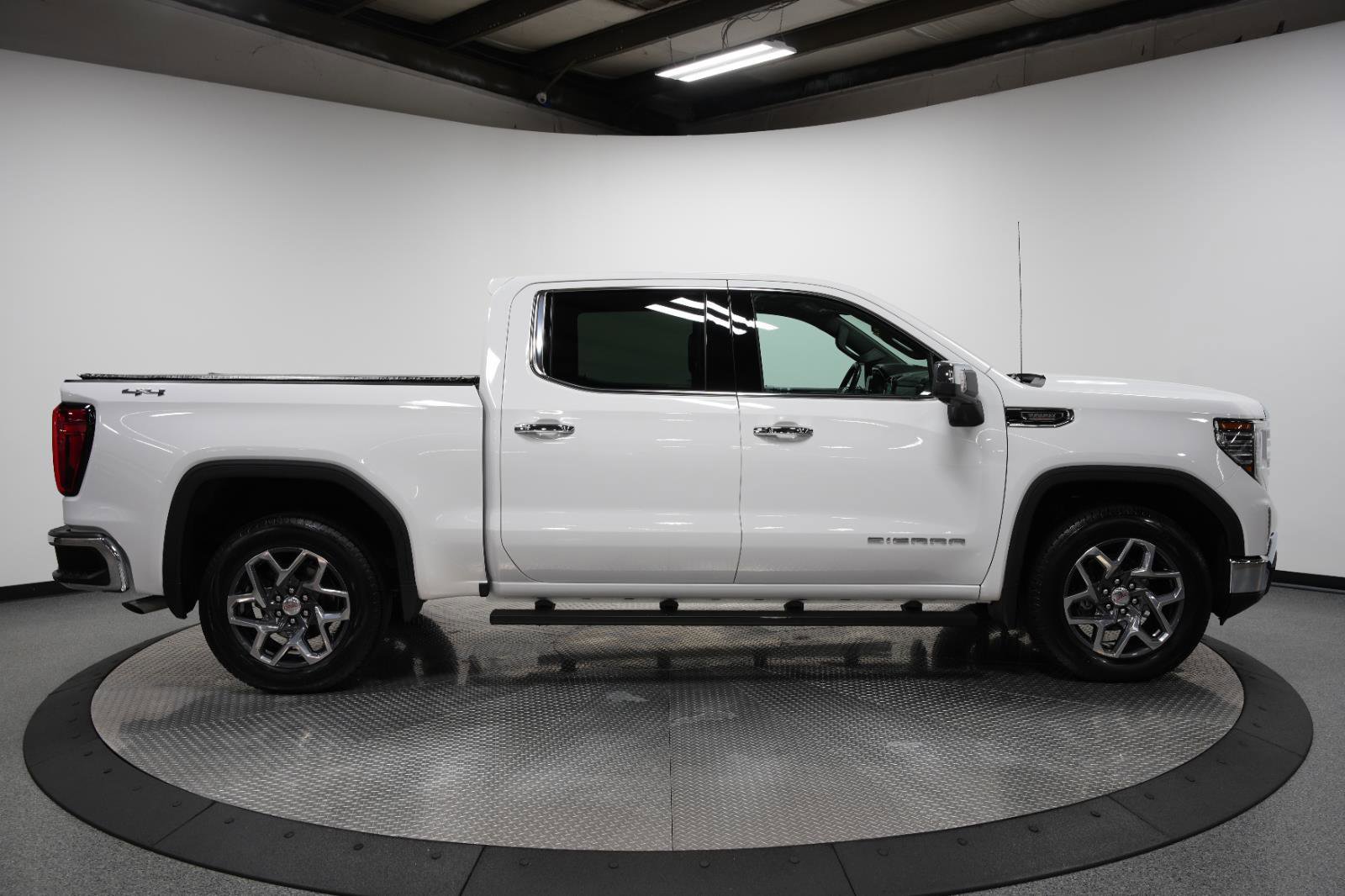 Used 2023 GMC Sierra 1500 SLT image 9
