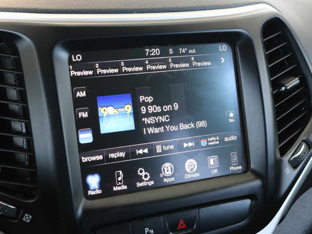 Used 2018 Jeep Cherokee Trailhawk AWD/4WD image 14