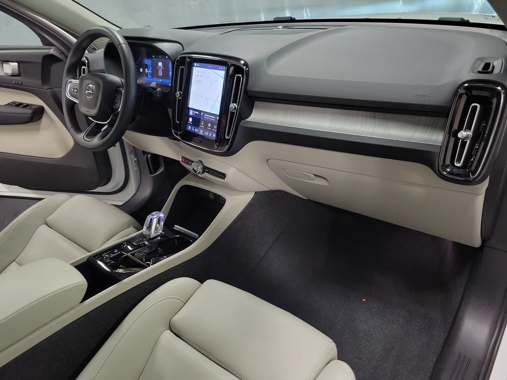 Used 2024 Volvo XC40 B5 Plus AWD/4WD image 33