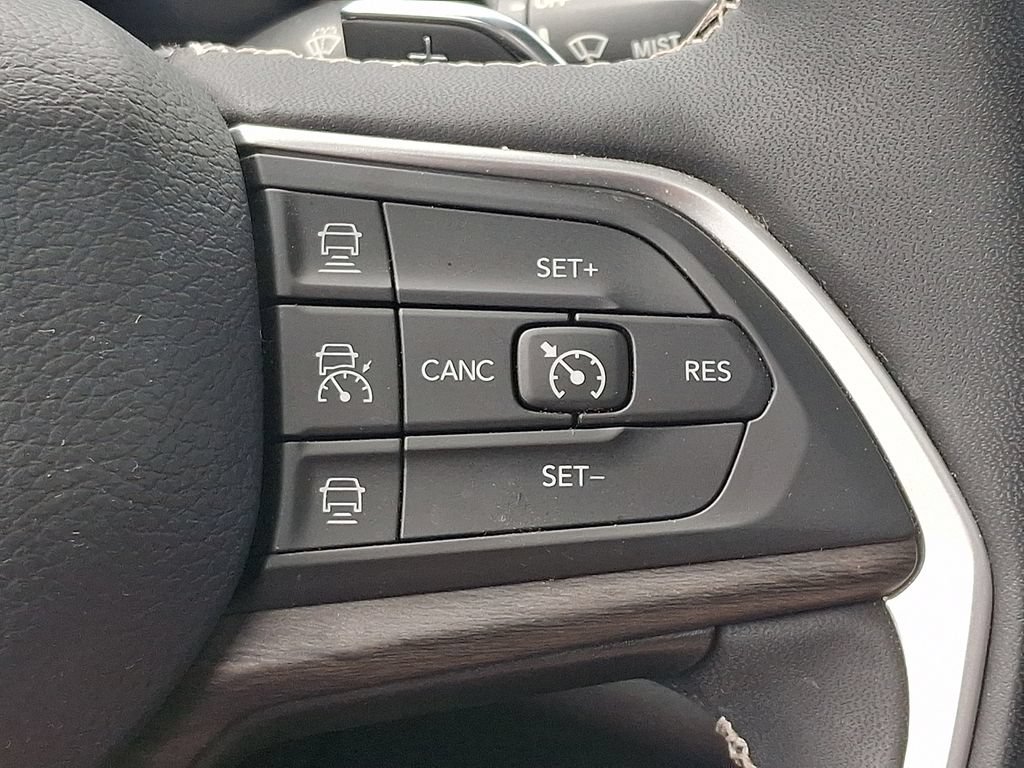 Used 2023 Jeep Grand Cherokee L Limited AWD/4WD image 25
